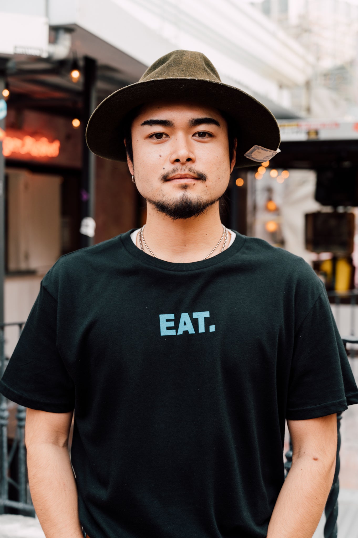 SMALL “EAT.” Tシャツ